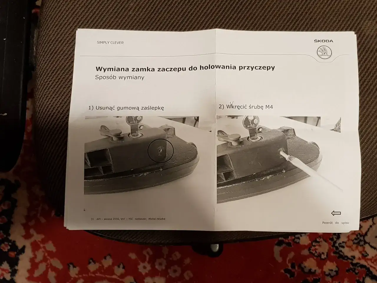 Instrukcja wymiany wkładki w haku holowniczym Westfalia. Krok 1: usunąć zaślepkę, krok 2: wkręcić śrubę M4.