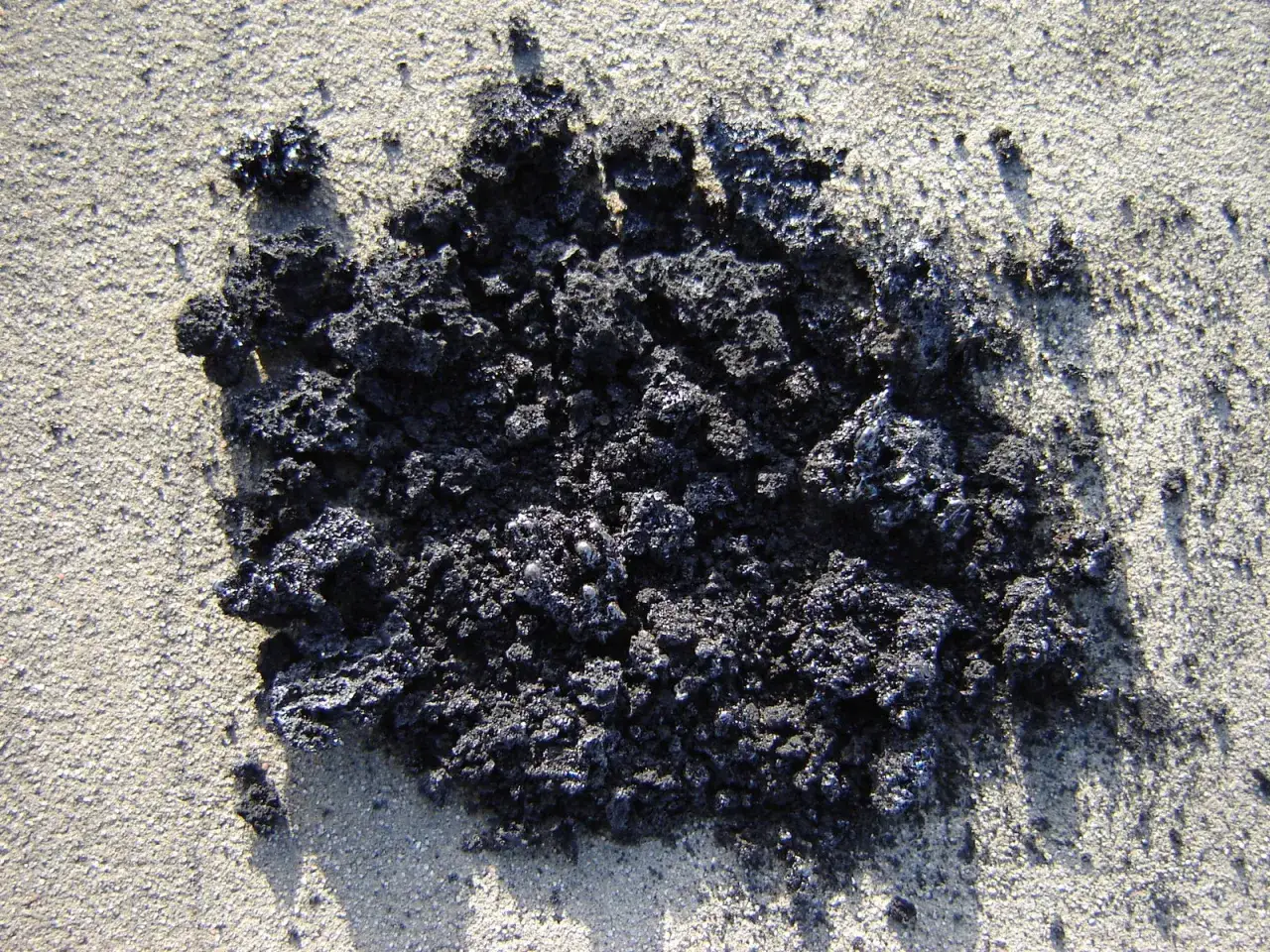 Zaschnięta smoła na powierzchni, która może być efektem problemów z piecem lub kominem. Dowiedz się, jak usunąć smołę z pieca i komina.