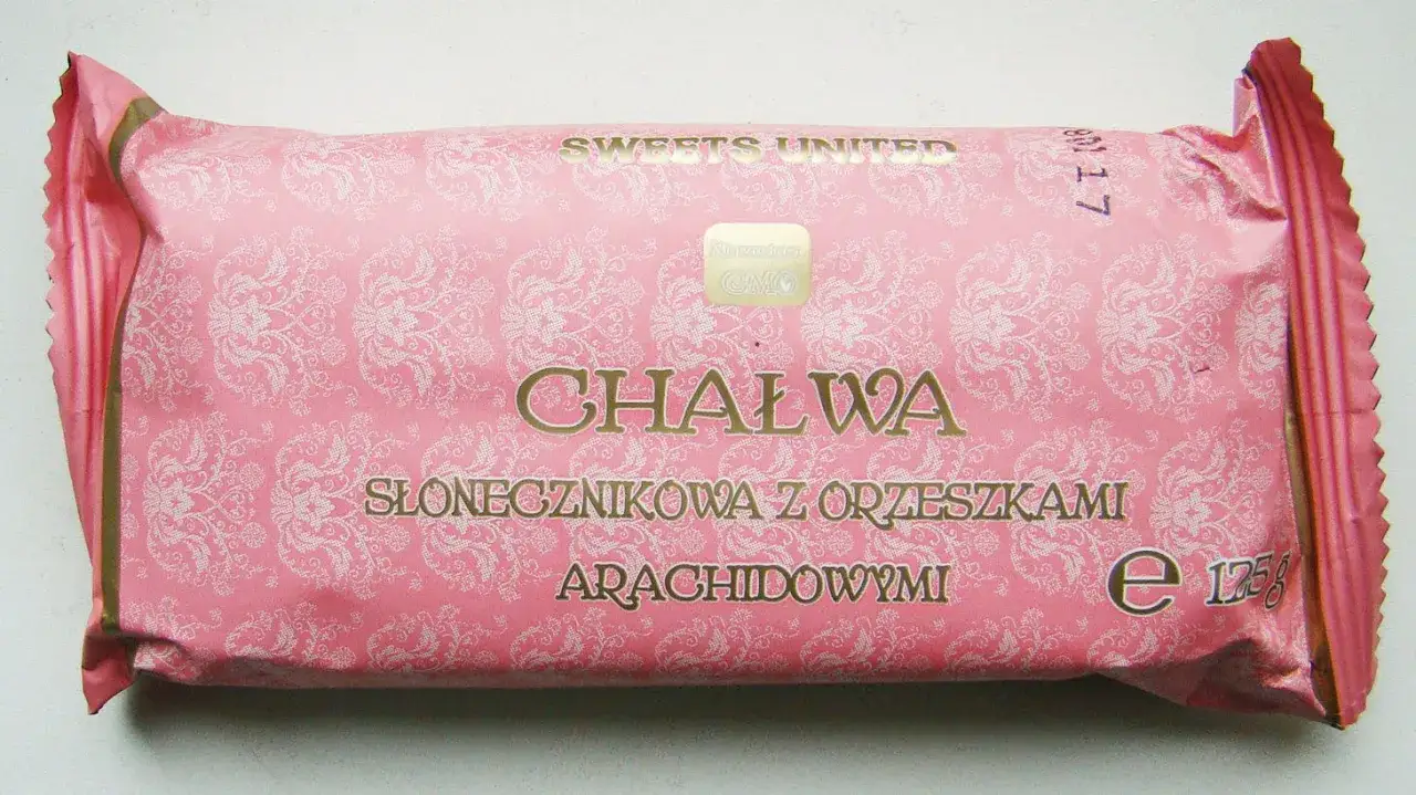 R&oacute;żowa chałwa słonecznikowa z orzeszkami arachidowymi. Czy chałwa jest wegańska? Opakowanie z napisem 