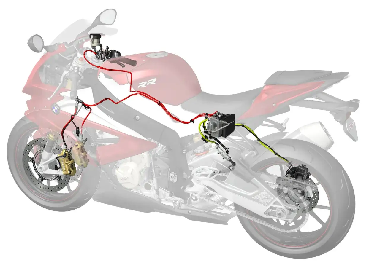 Schemat układu hamulcowego motocykla BMW S1000RR. Pokazuje, co to CBS - zintegrowany system hamulcowy, kt&oacute;ry aktywuje oba hamulce jednocześnie.