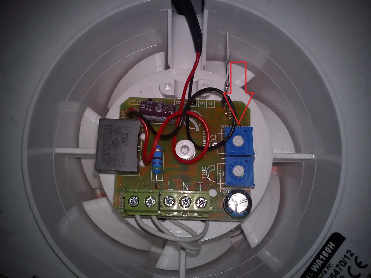 Schemat podłączenia wentylatora z timerem i czujnikiem wilgoci