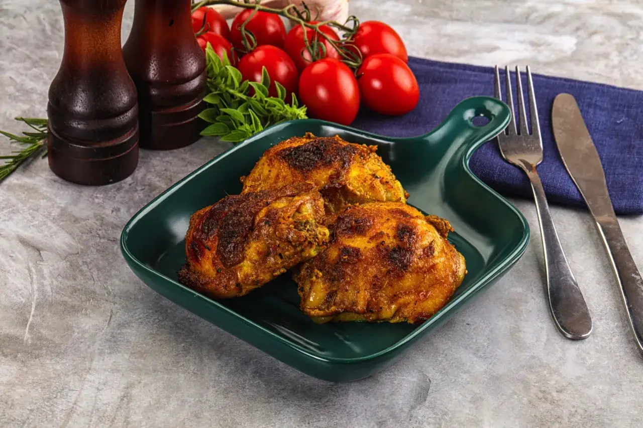 złociste chrupiące udka kurczaka po upieczeniu