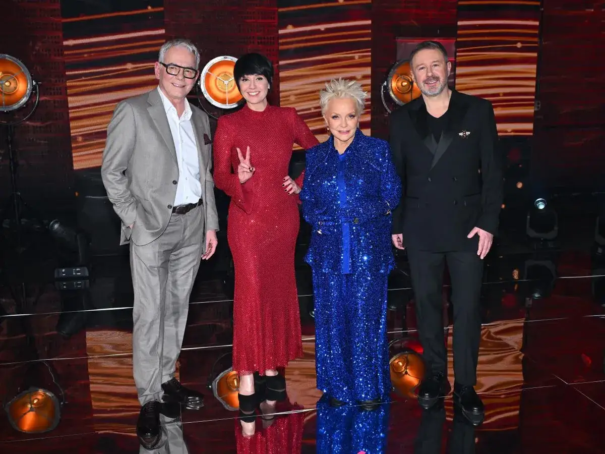 Czterech juror&oacute;w The Voice Senior pozuje na scenie. Kto wygrał Voice Senior? Dowiemy się wkr&oacute;tce!