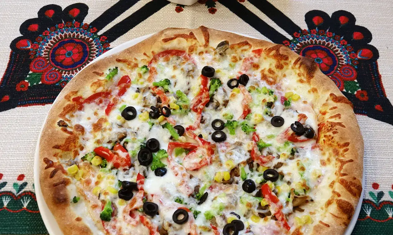 Pyszna pizza z brokułami, papryką i oliwkami. Idealna na poszukiwania, gdzie zjeść białka tatrzańska.