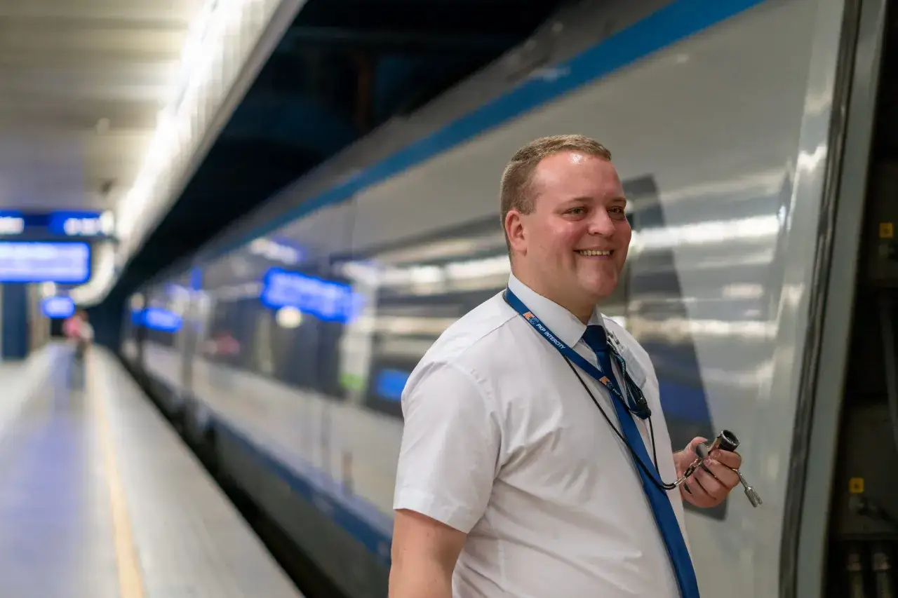 konduktor PKP Intercity pomoc pasażerom