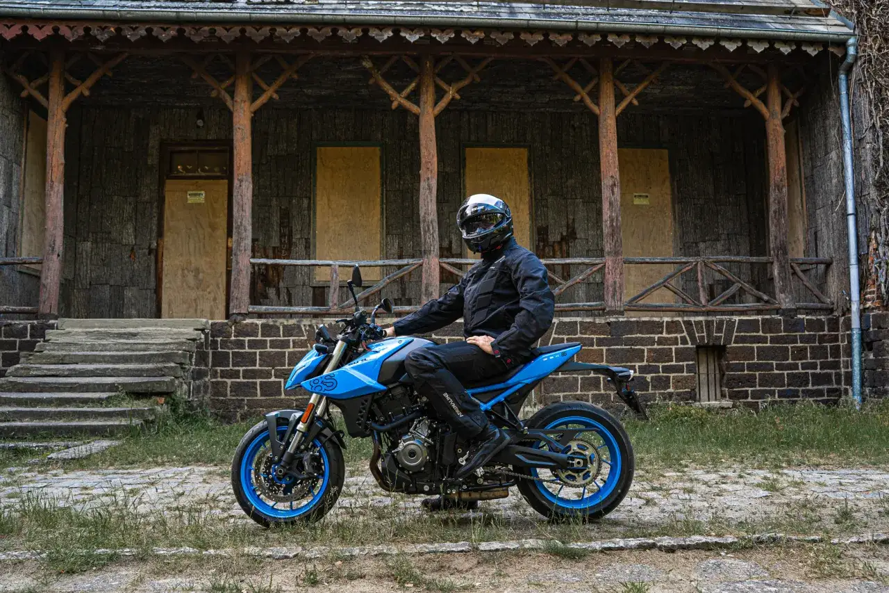 Zamek w K&oacute;rniku motocykl