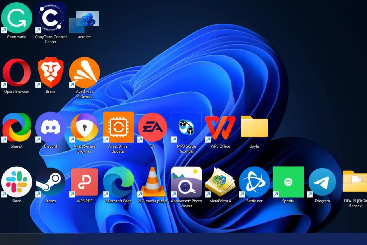 Pulpit Windows 11 z ikonami. Dowiedz się, jak zmniejszyć ikony na pulpicie Windows 11, aby uzyskać bardziej uporządkowany wygląd.