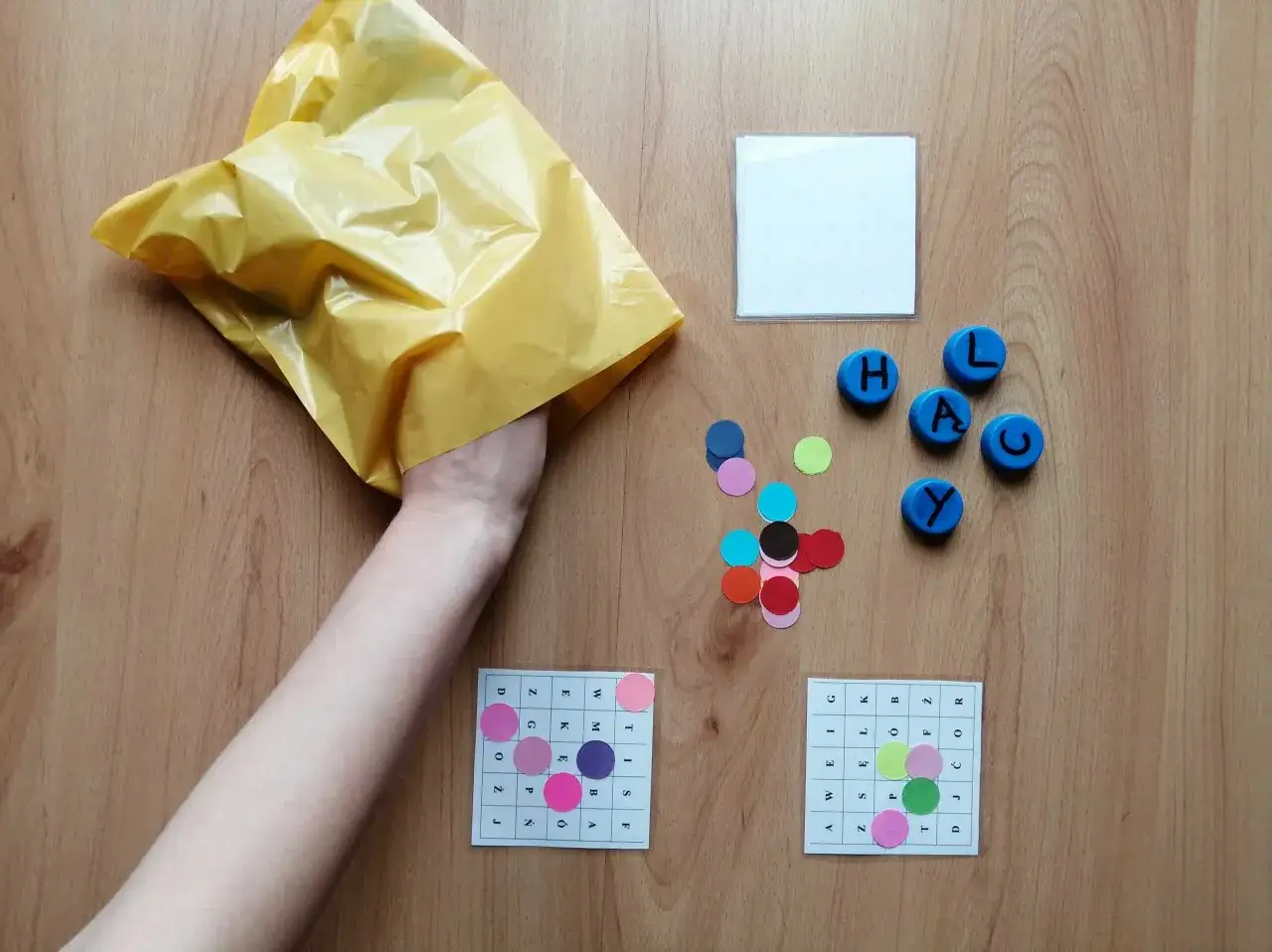 Zestaw do gry w bingo z literami i kolorowymi żetonami. Idealne bingo zasady gry dla dzieci do nauki liter.