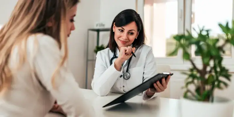 para rozmawiająca z genetykiem o wynikach badań prenatalnych