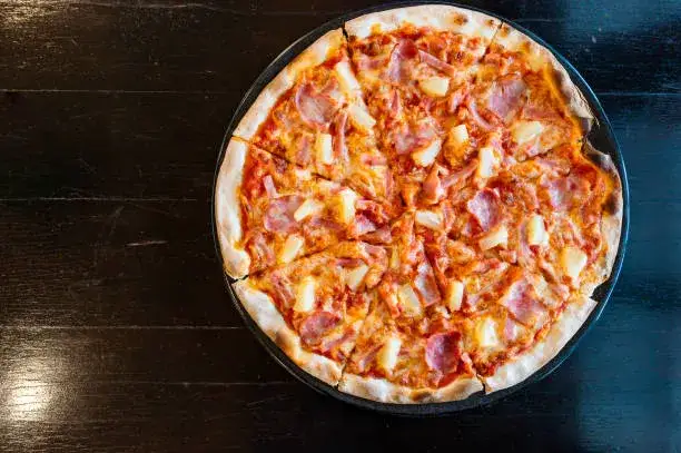 pizza hawajska widok z g&oacute;ry