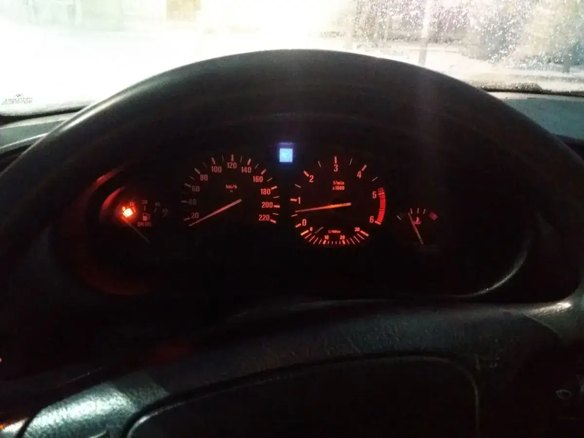 BMW E36 kontrolka rezerwy paliwa