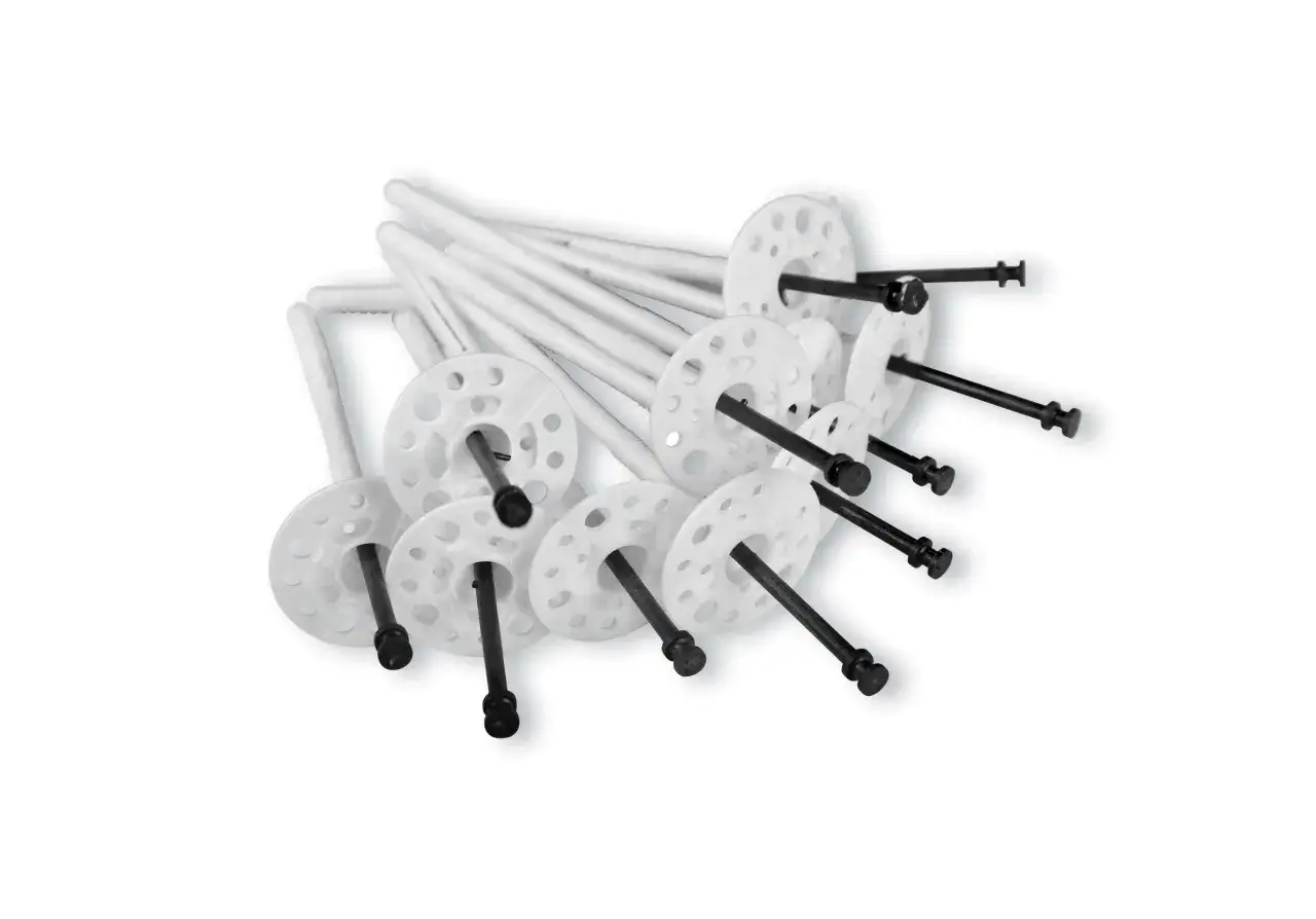 Grupa kołków do mocowania do elewacji ocieplonej styropianem. Białe talerzyki z czarnymi trzpieniami.