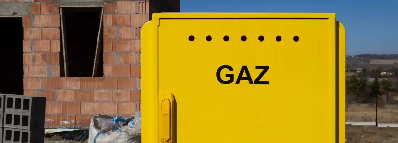 Żółta skrzynka z napisem 