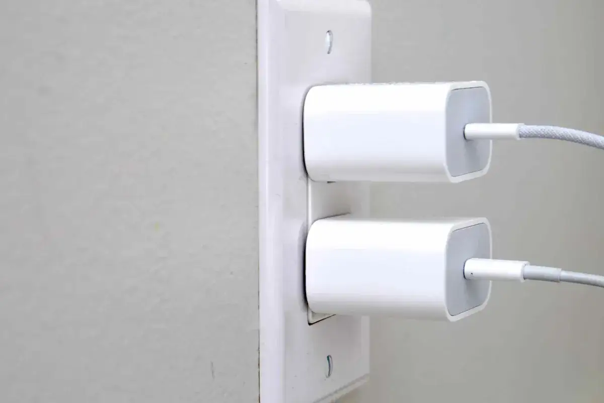 Dwie ładowarki w gniazdku. Czy ładowarka pobiera prąd bez telefonu? To pytanie nurtuje wielu.