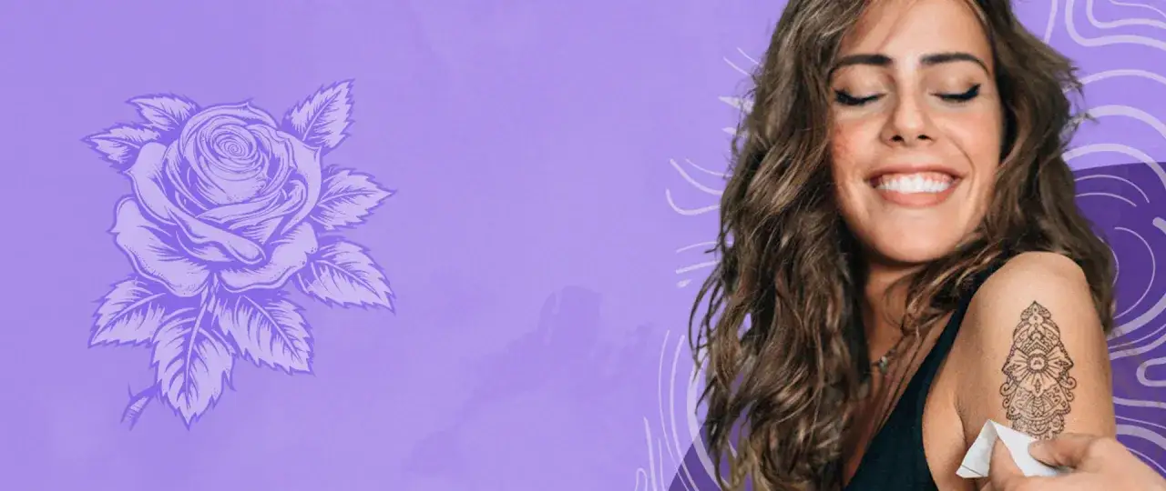 Uśmiechnięta kobieta z tatuażem z henny na ramieniu. Dowiedz się, ile trzyma się tatuaż z henny.