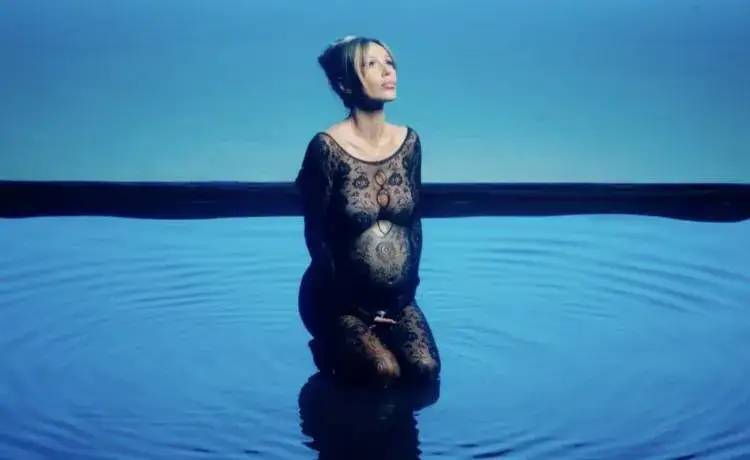 Doda teledysk Mama sztuczny brzuch