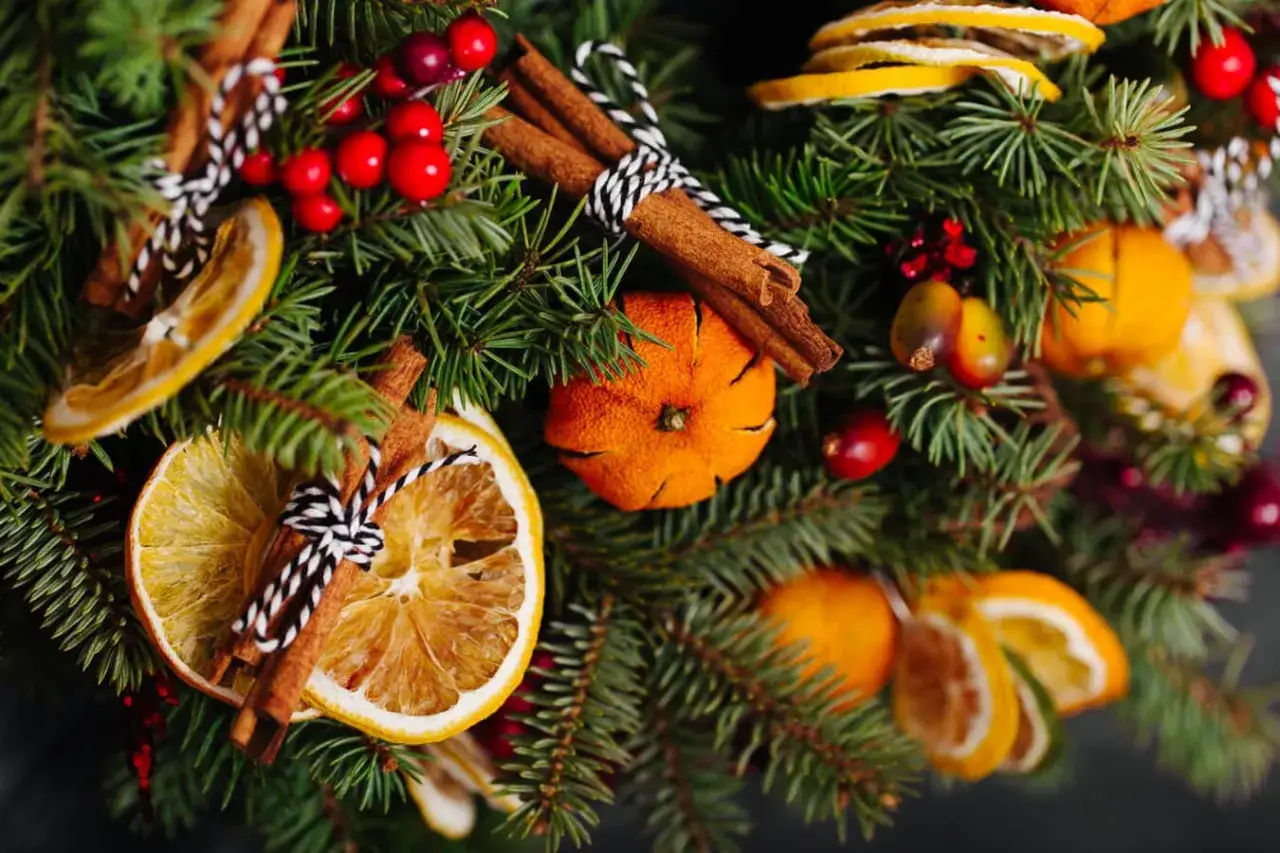 ozdoby świąteczne z suszonych pomarańczy