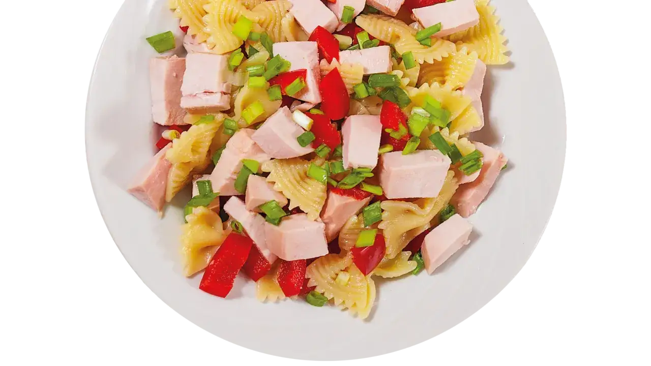 Kolorowa sałatka z makaronem farfalle, kostkami szynki konserwowej, papryką i szczypiorkiem.
