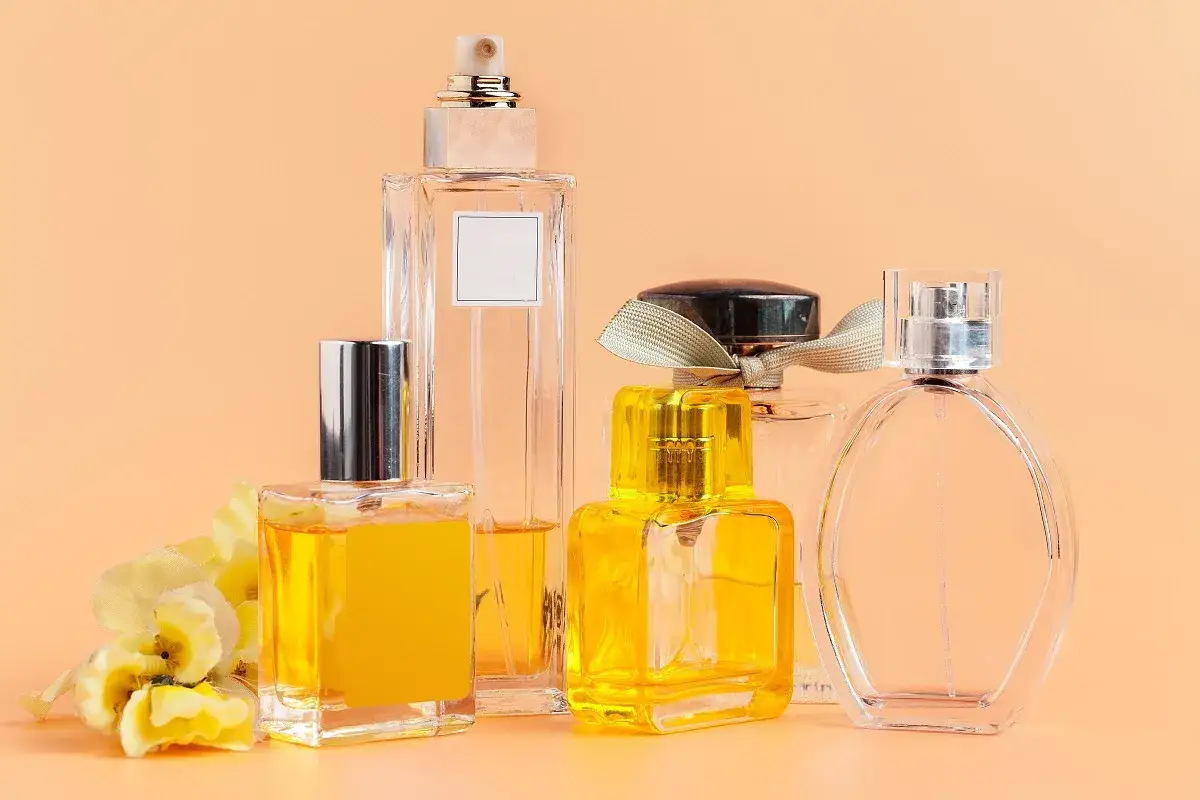 Różne flakoniki perfum na jasnym tle. Zastanawiasz się, czym się różni woda toaletowa od wody perfumowanej?