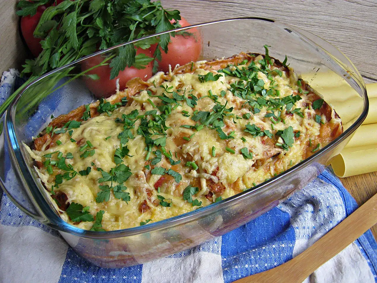 Pyszne cannelloni z mięsem i beszamelem, posypane serem i natką pietruszki. Idealne na obiad, zgodnie z przepisem.