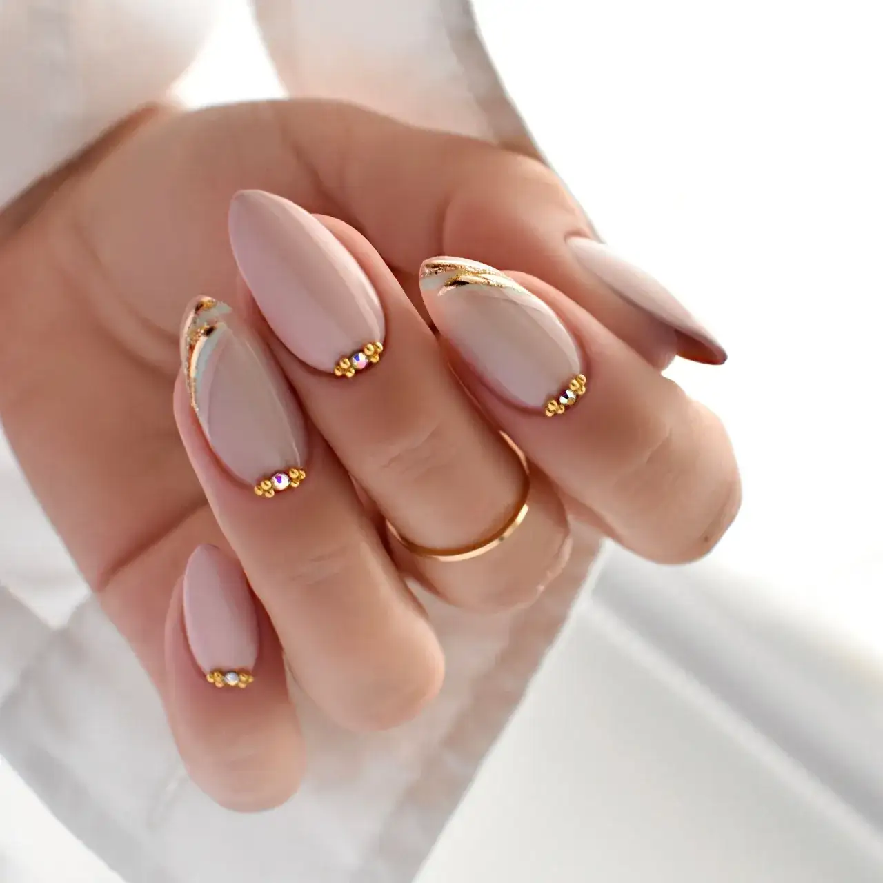 Zdjęcie Na co przyklejać ozdoby do paznokci? Sprawdź najlepsze metody!