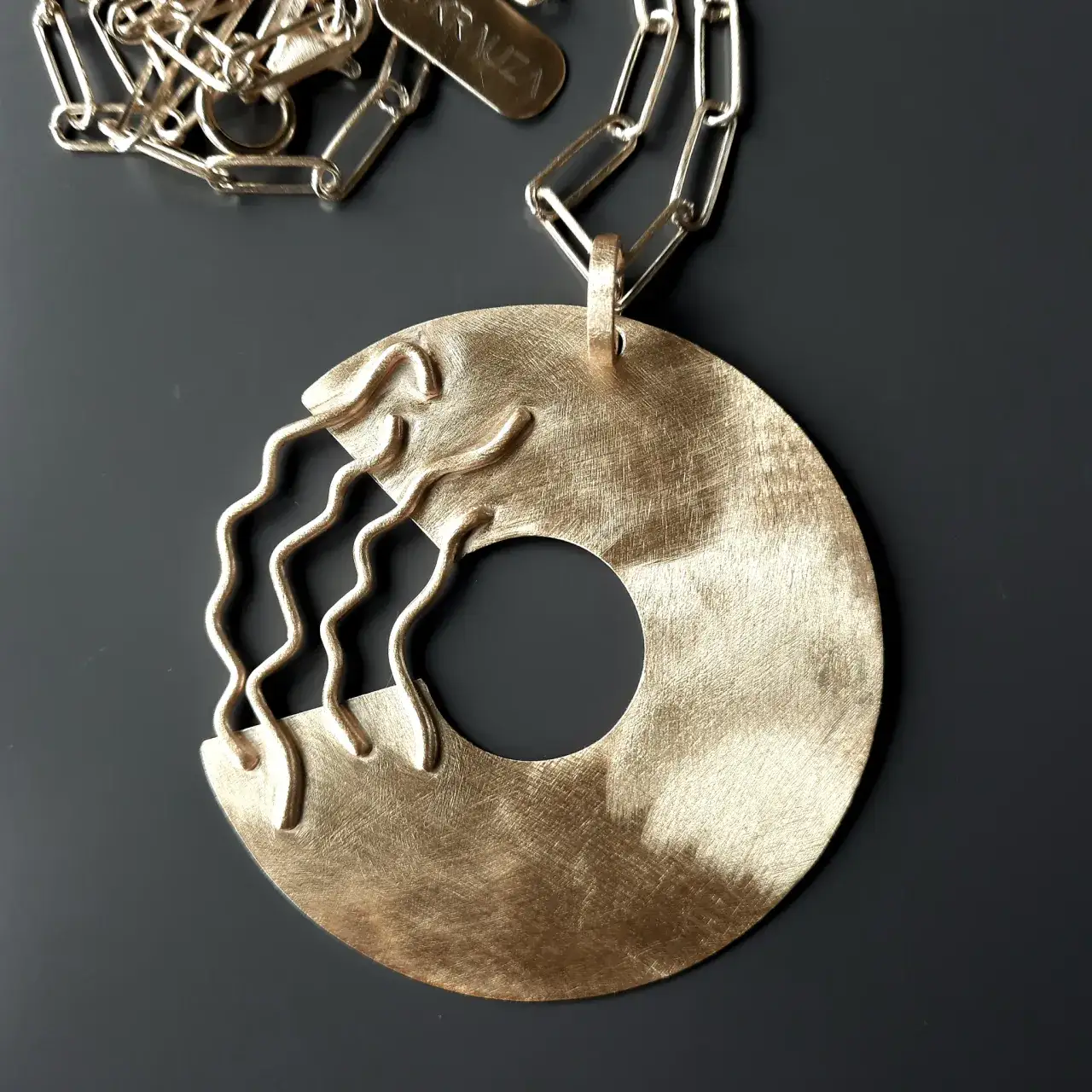 Zdjęcie Jaki wisiorek do sukienki? Odkryj idealne połączenia i porady