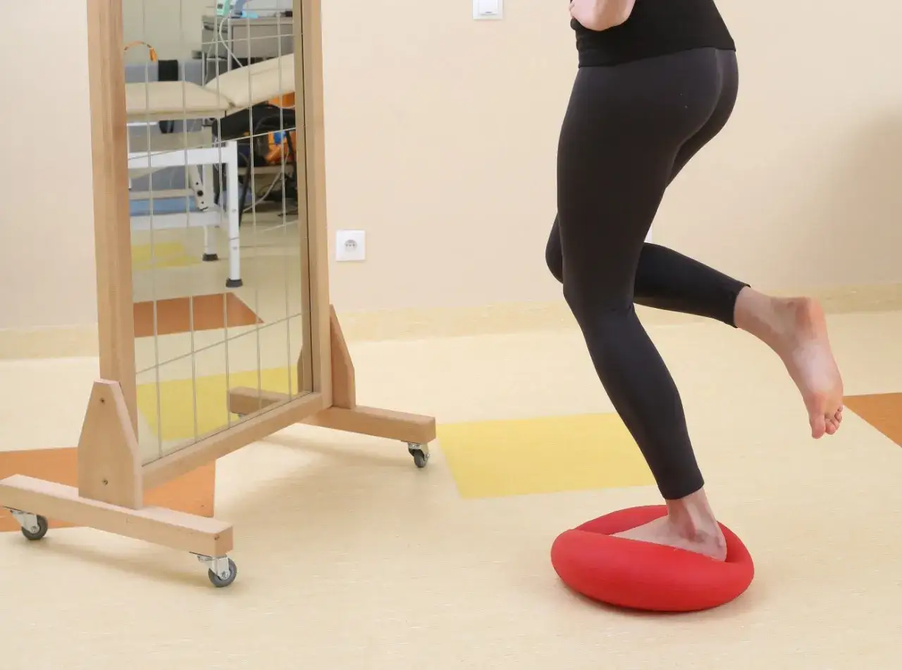 Fizjoterapeuta z pacjentem ćwiczący staw skokowy