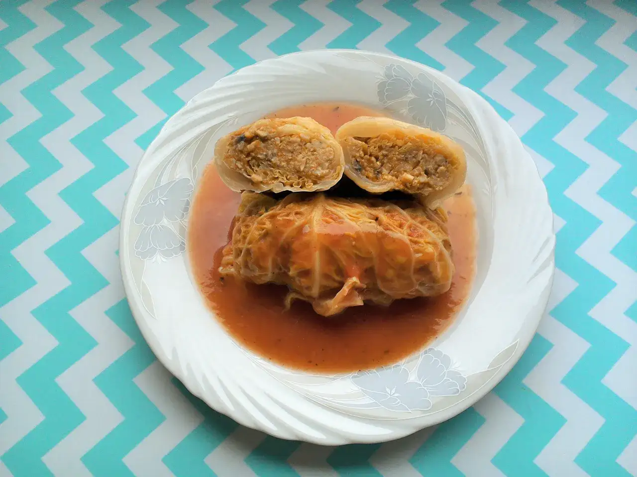 Pyszne gołąbki wegetariańskie w sosie pomidorowym. Idealne, gdy zastanawiasz się, jak zrobić gołąbki wegetariańskie.