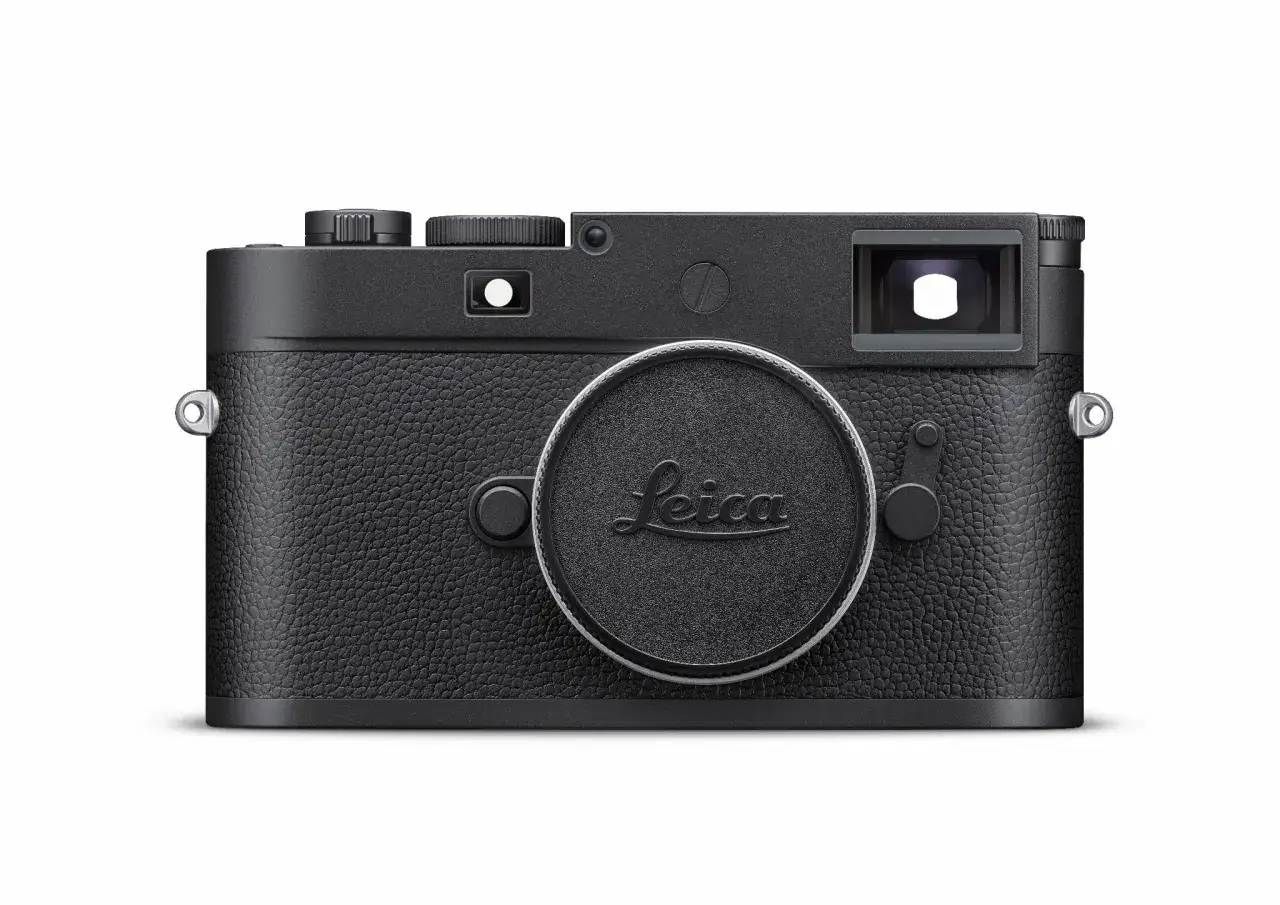 Czarny, sk&oacute;rzany korpus aparatu Leica M11 Monochrom z widocznym obiektywem i logo Leica.