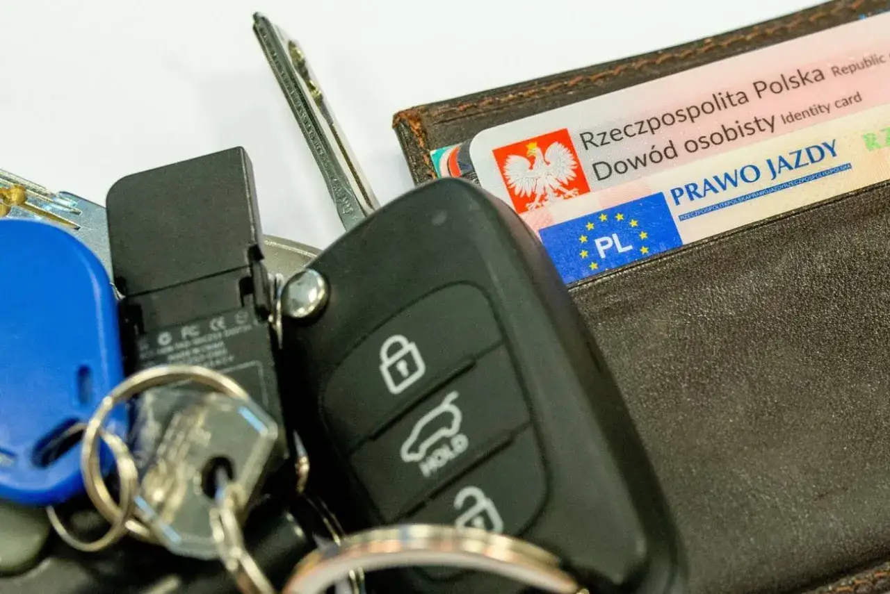 Kluczyki do auta i dowód osobisty z prawem jazdy. Teraz już wiesz, ile po zdaniu egzaminu można jeździć.