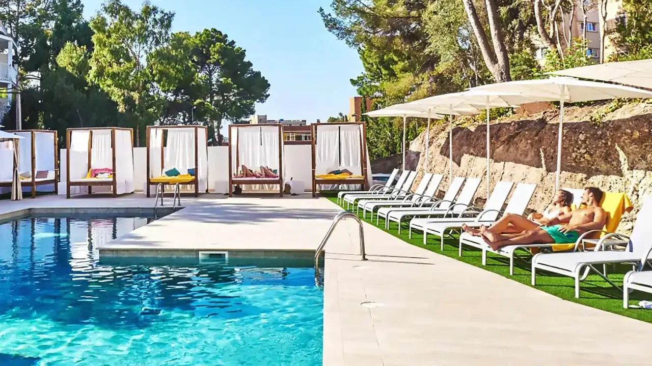 Relaks przy basenie na Majorce. Zastanawiasz się, ile kosztuje tygodniowy pobyt na Majorce? Tu odpoczywają ludzie.