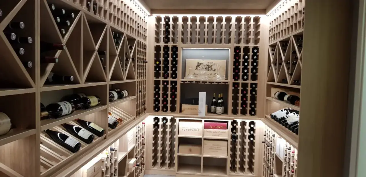 r&oacute;żne aranżacje regału na wino w domu