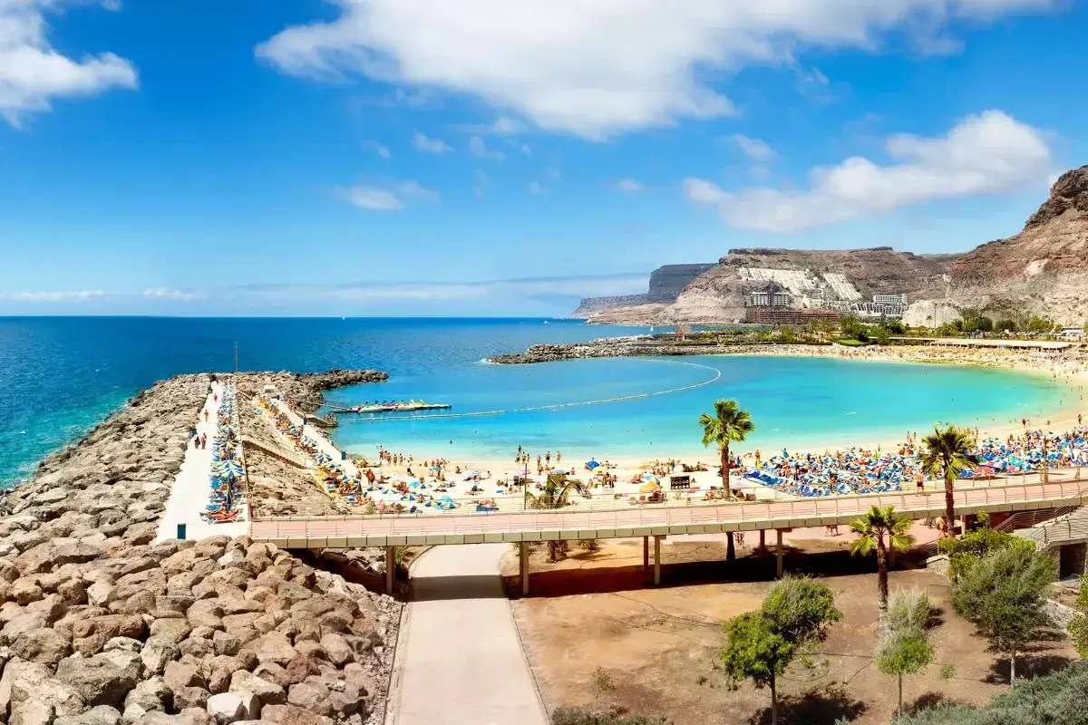 Piękna plaża z turkusową wodą i mnóstwem ludzi. Idealne miejsce, by sprawdzić, co warto zobaczyć w Hiszpanii!