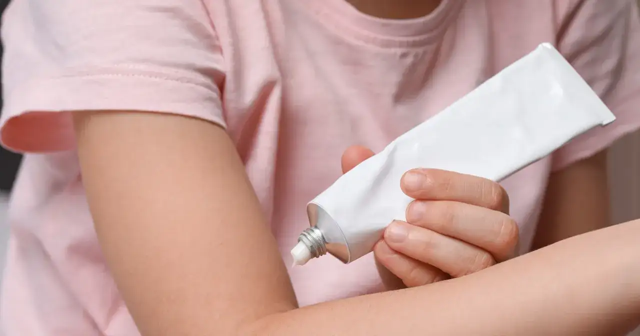 Prawidłowe i nieprawidłowe stosowanie maści na sk&oacute;rę