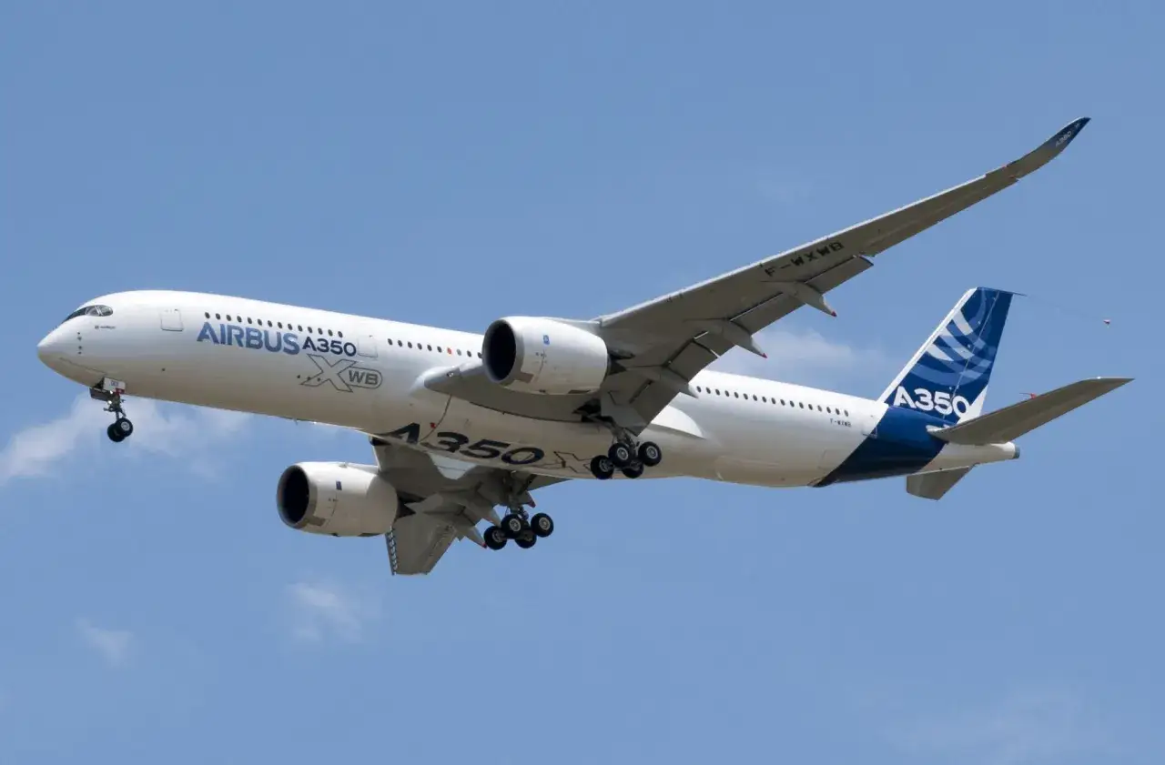 Airbus A350 zbliża się do lądowania, pokazując, jak szybko lecieć samolotem.