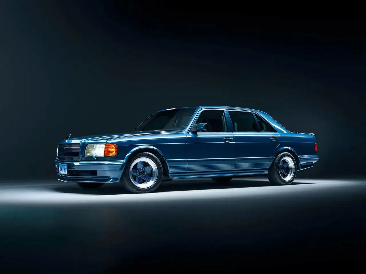 Zdjęcie Mercedes-Benz 500 E: Historia, osiągi i wartość klasycznego sedana