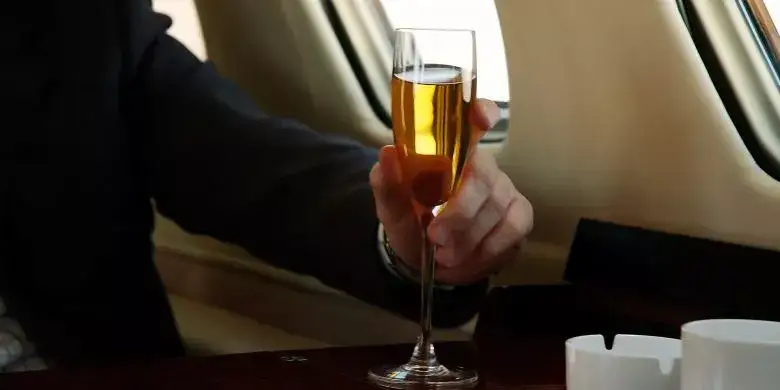 Zdjęcie Czy można przewozić alkohol w bagażu podręcznym? Poznaj zasady i ograniczenia