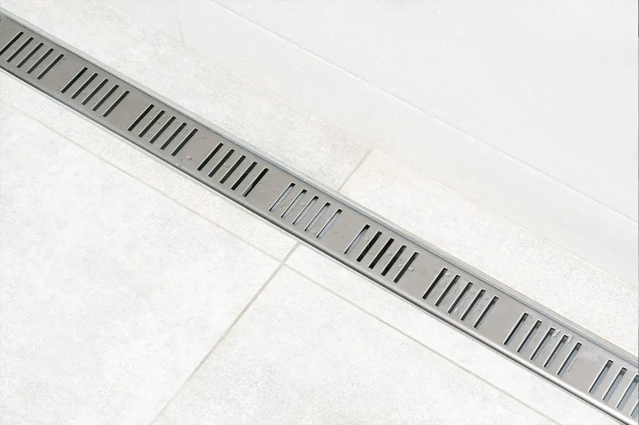 Zdjęcie Zalety odpływu liniowego do umywalki i jak prawidłowo go zamontować