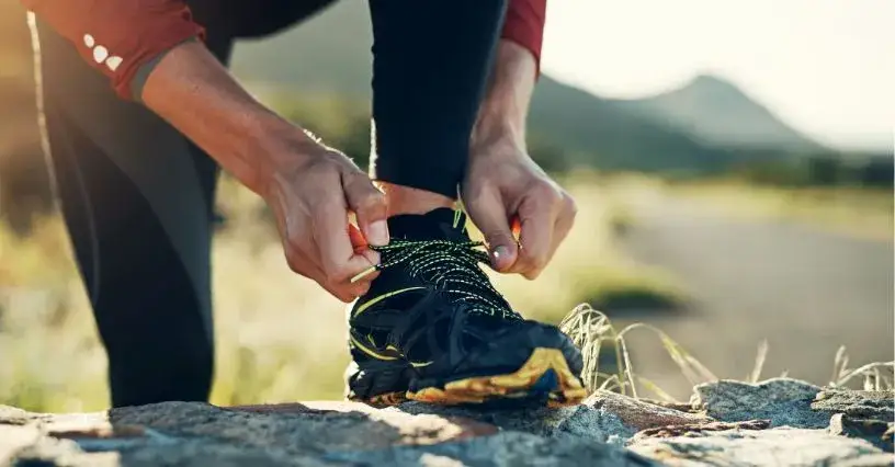 Zdjęcie Jak wiązać buty za kostkę, aby uniknąć bólu i kontuzji?