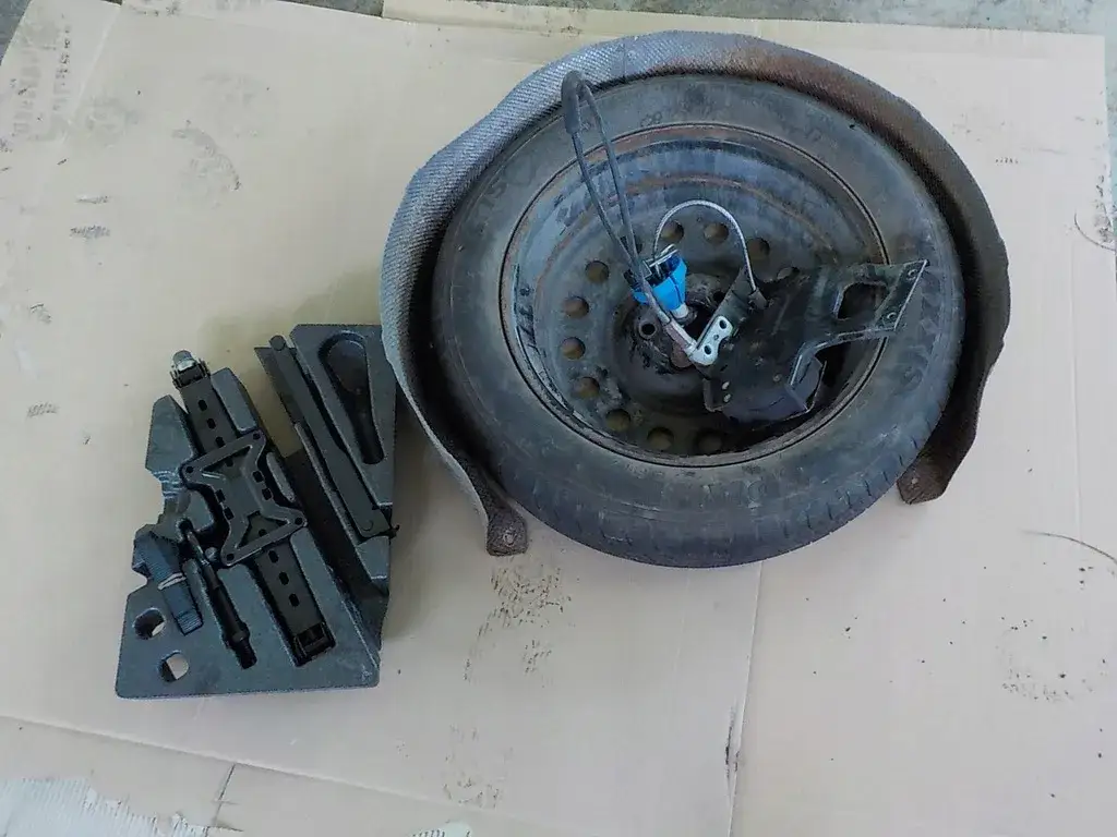 Zdjęcie Gdzie dokładnie znajduje się koło zapasowe w Fordzie S-Max? Sprawdź teraz!