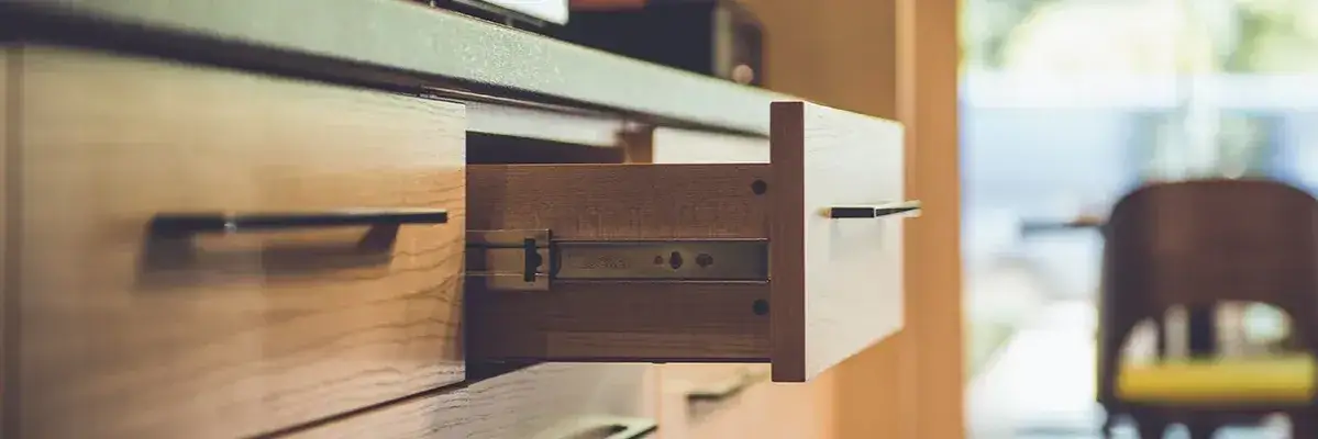 Zdjęcie Jak prawidłowo zamontować prowadnice kulkowe, aby uniknąć problemów