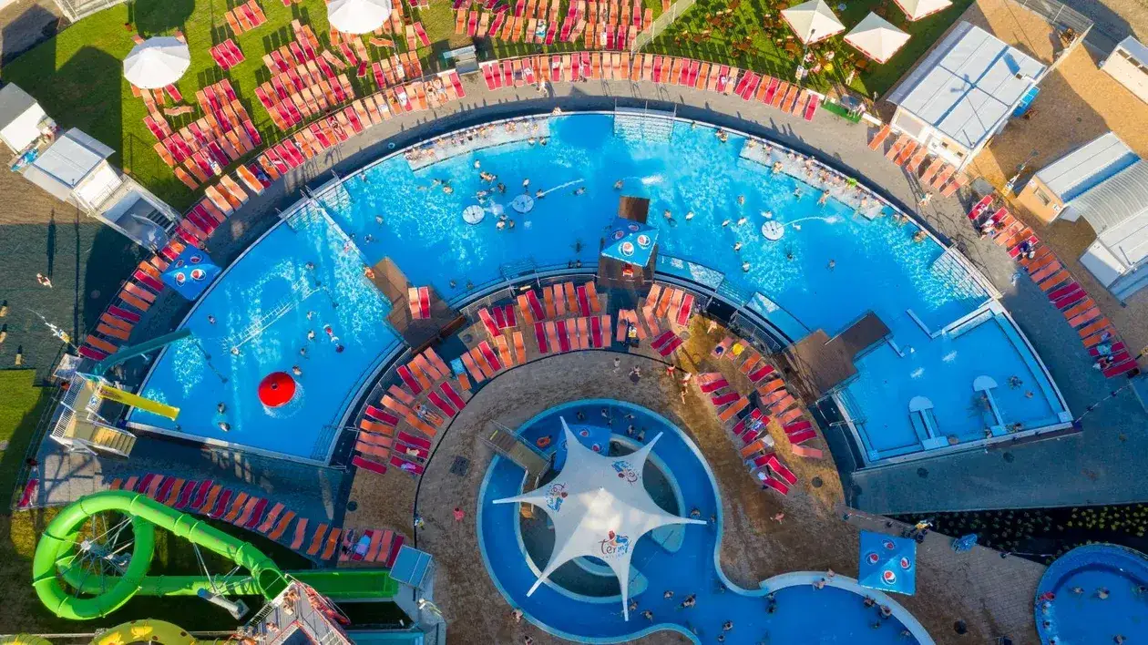 Zdjęcie Uniejów termy jakie województwo? Odkryj lokalizację w łódzkim