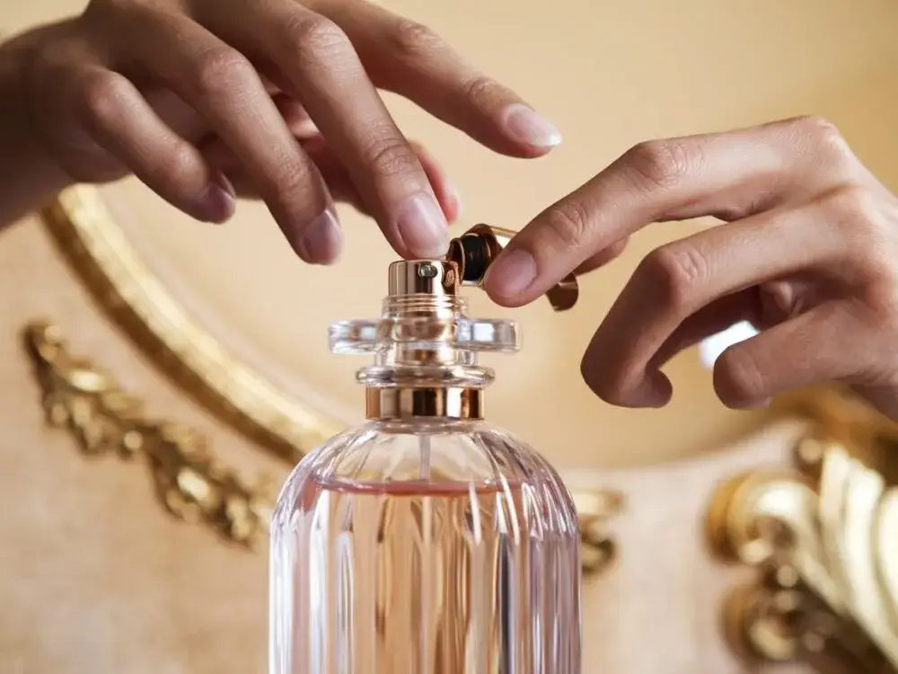 Zdjęcie Jak otworzyć butelkę po perfumach bez uszkodzenia zawartości
