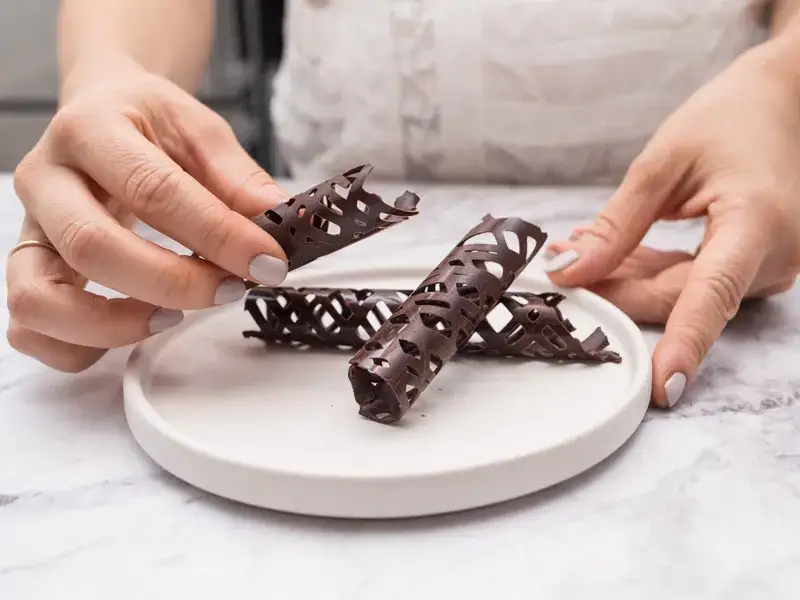 Zdjęcie Wiórki czekoladowe jak zrobić – proste metody na idealne dekoracje