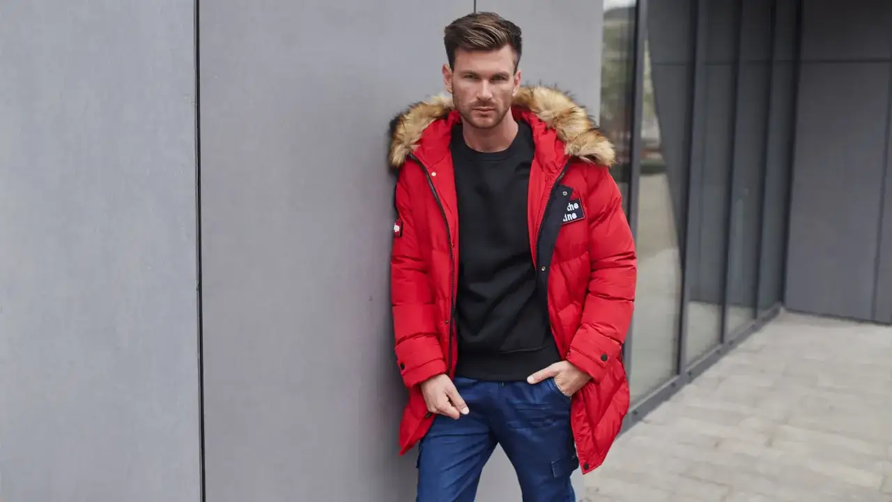 Zdjęcie Jakie spodnie do czerwonej bluzy &ndash; idealne połączenia na każdą okazję