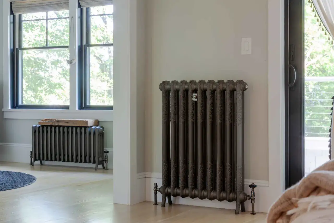 Zdjęcie Czy warto wymieniać grzejniki żeliwne w bloku? Poznaj ukryte koszty