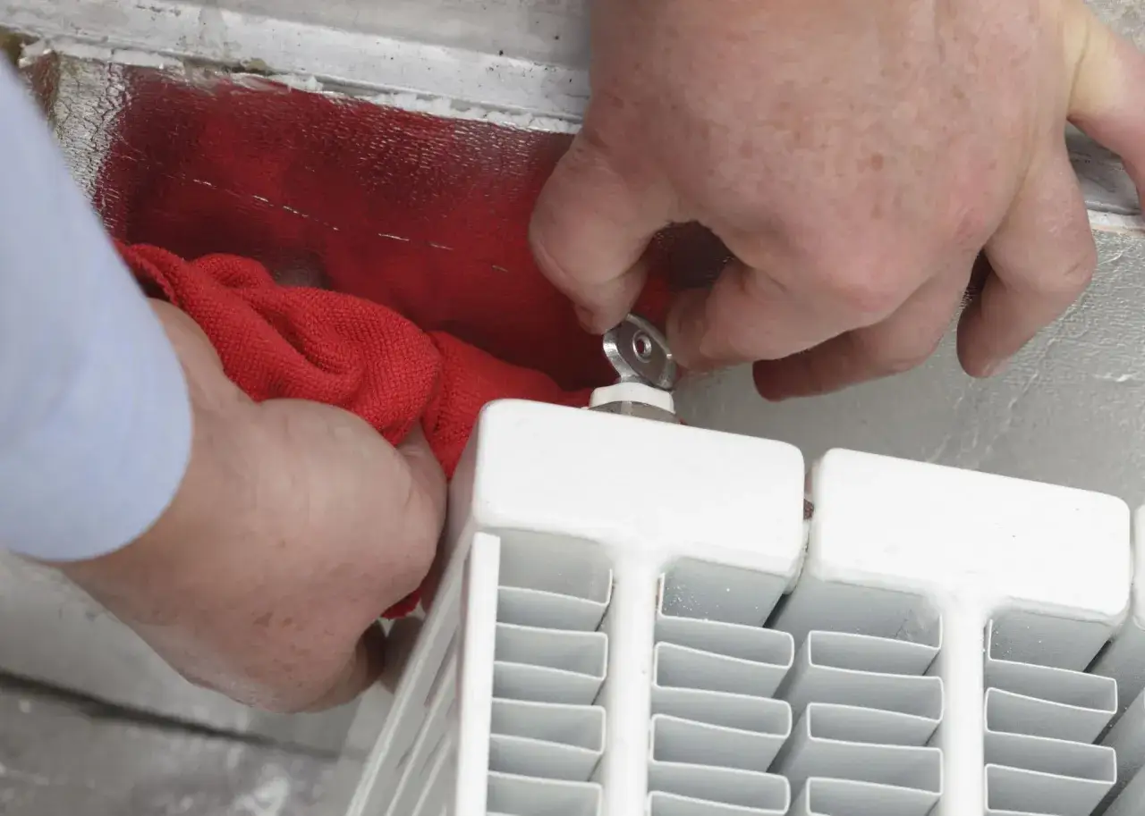 Zdjęcie Kiedy napełnianie kaloryferów wodą w bloku - uniknij problemów z ogrzewaniem