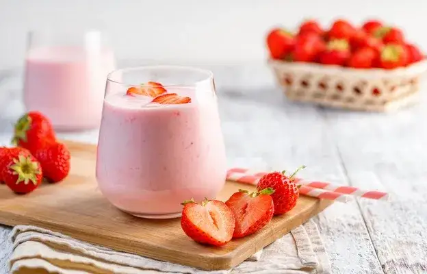 Zdjęcie Koktajl truskawkowy z kefirem - zdrowy przepis na orzeźwienie