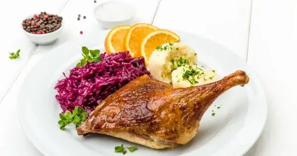 Zdjęcie Jakie surówki do kaczki najlepiej podkreślają smak mięsa?