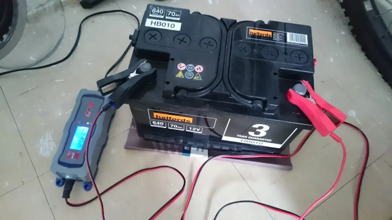 Zdjęcie Ile ładować akumulator prostownikiem, aby uniknąć uszkodzeń?
